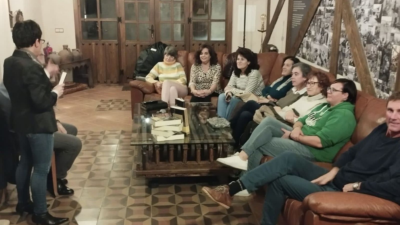 Un momento de la presentación del libro del escritor Benito González en Alaraz