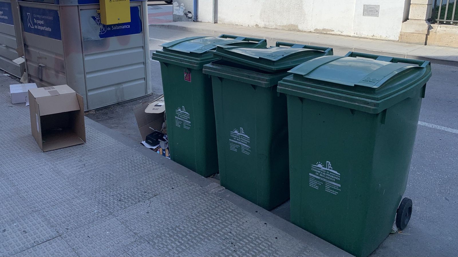 Contenedores en una calle de Peñaranda