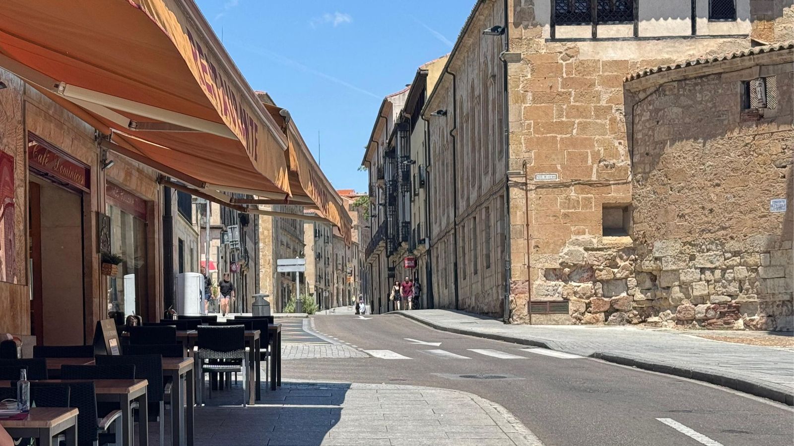 Terraza contra la que impactó el conductor que perdió el control de su vehículo en la calle San Pablo Terraza contra la que impactó el conductor que perdió el control de su vehículo en la calle San Pablo