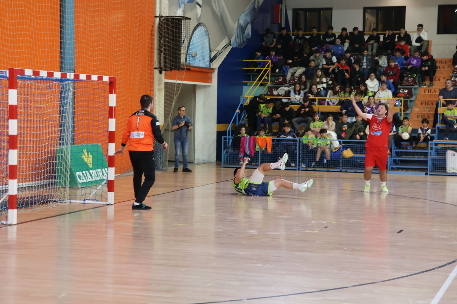 GALERÍA | Revive el apasionante duelo entre el Balonmano Zamora y el Ciudad de Santander