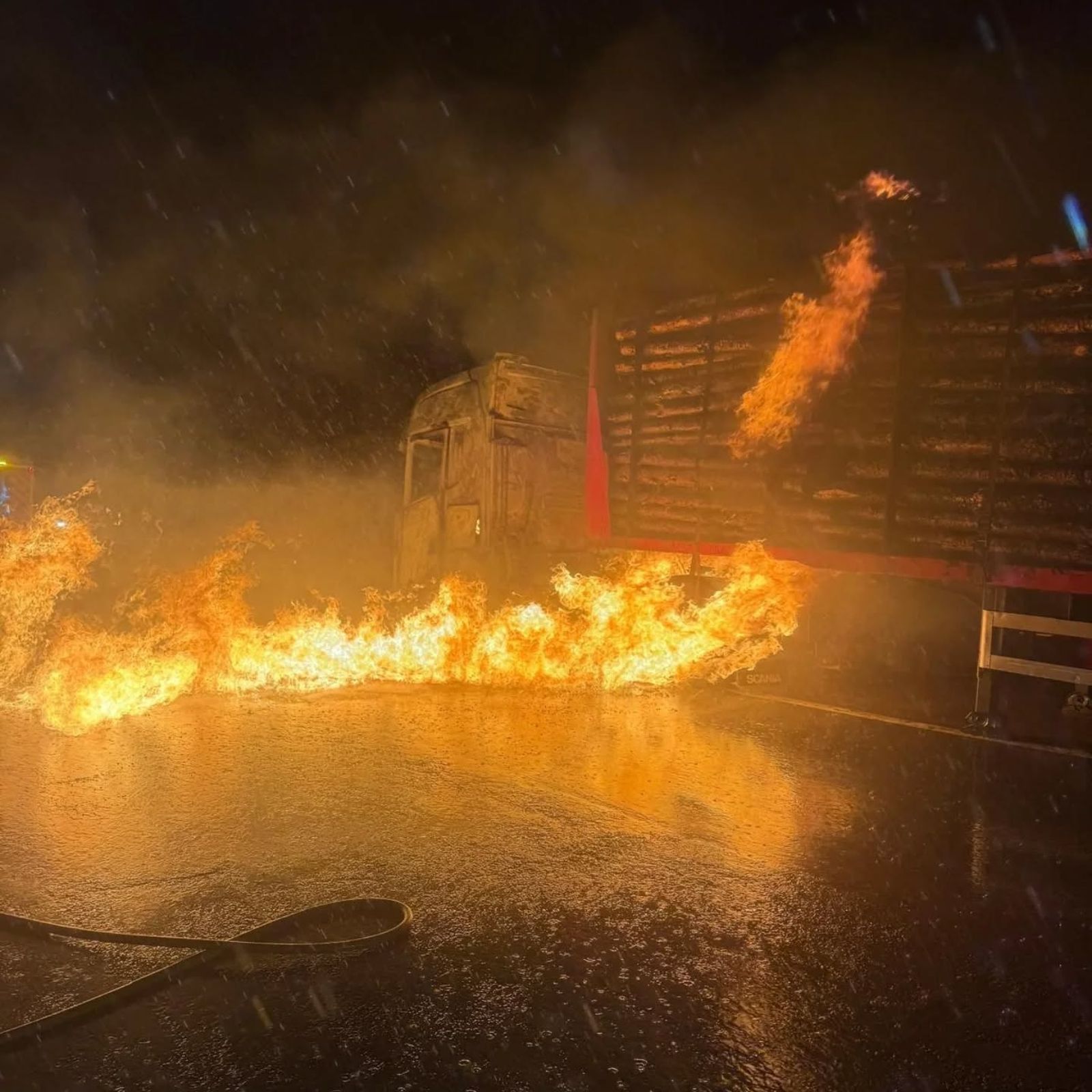 GALERÍA | Arde un camión en la A-52 en Zamora