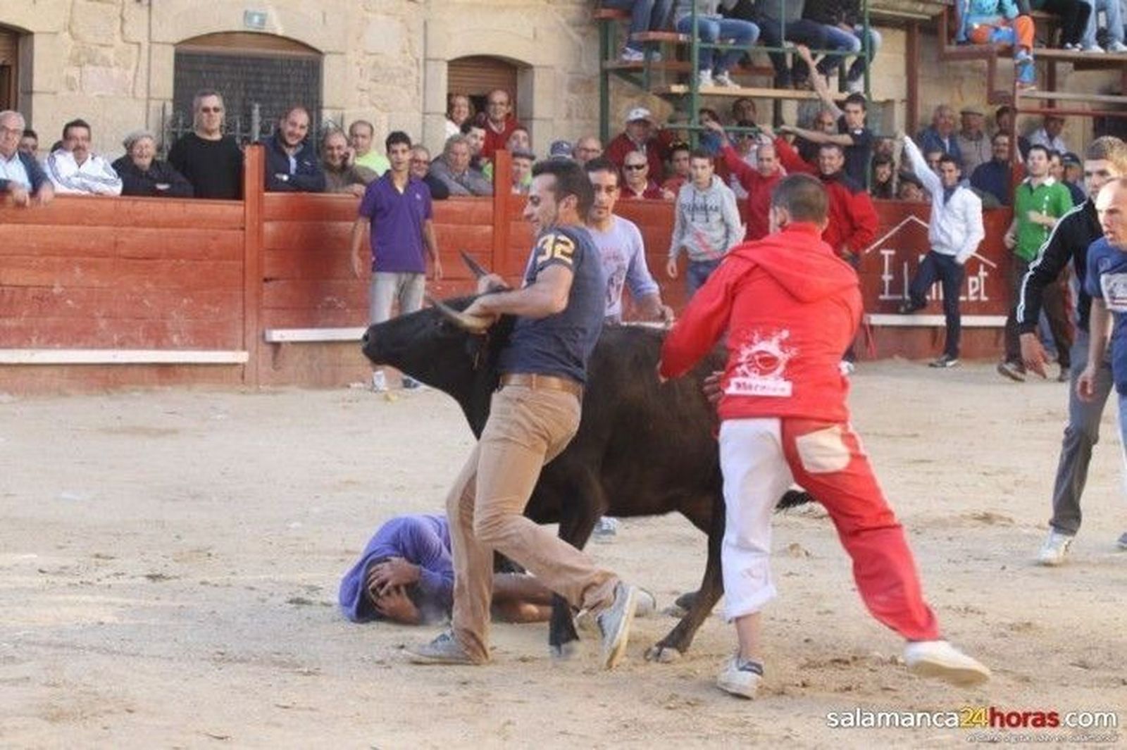 Emocionante encierro a caballo hasta la Plaza