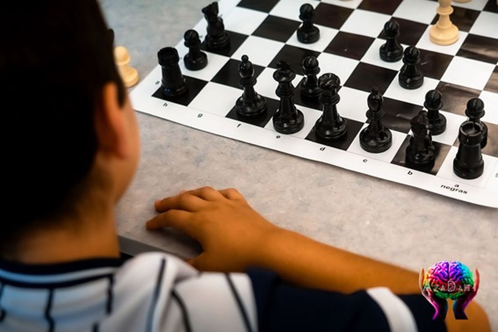 Un niño con autismo juega al ajedrez. AZADAHI