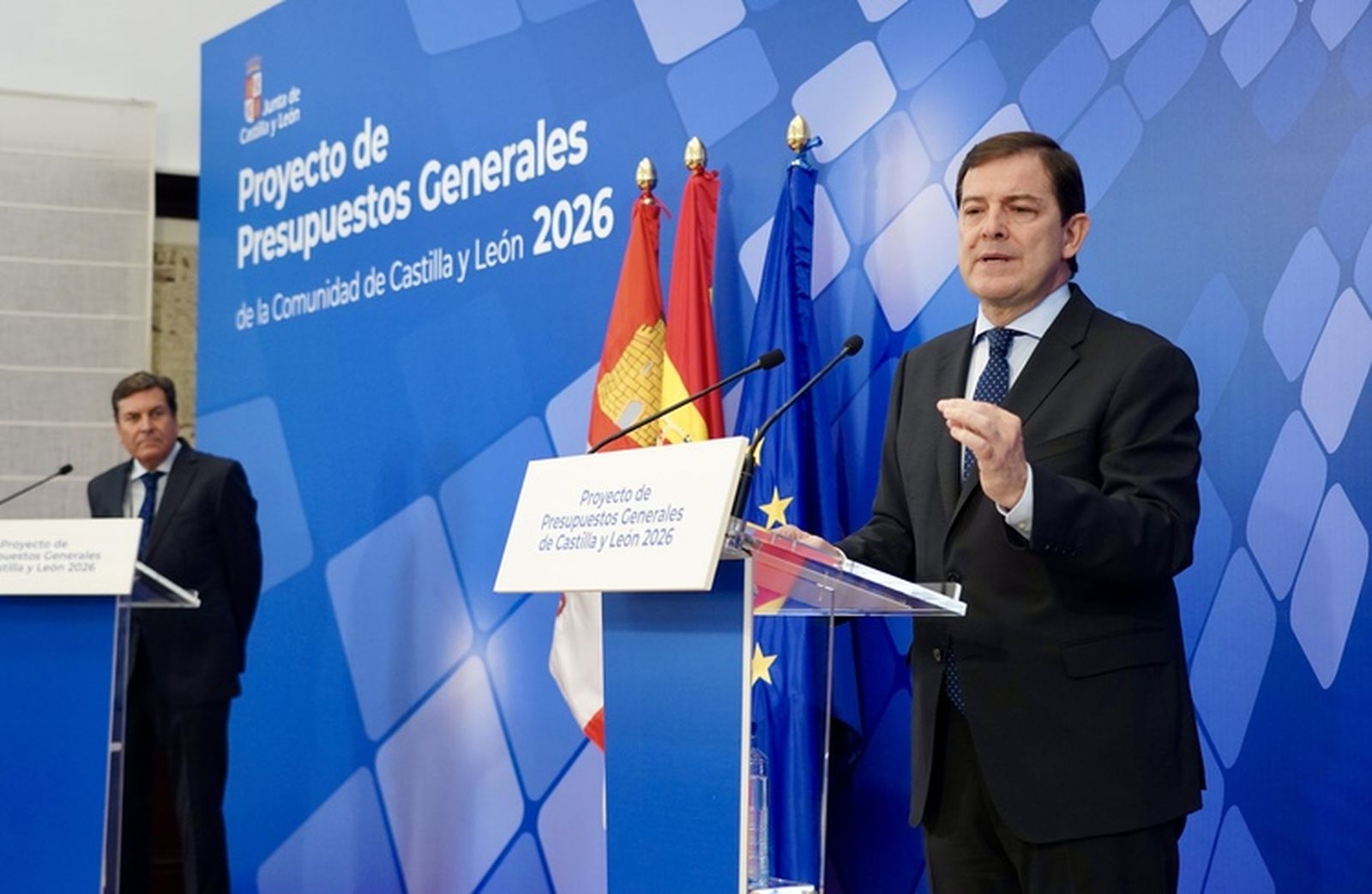 El presidente de la Junta, Alfonso Fernández Mañueco durante la rueda de prensa para presentar el proyecto de ley de los presupuestos generales para 2026