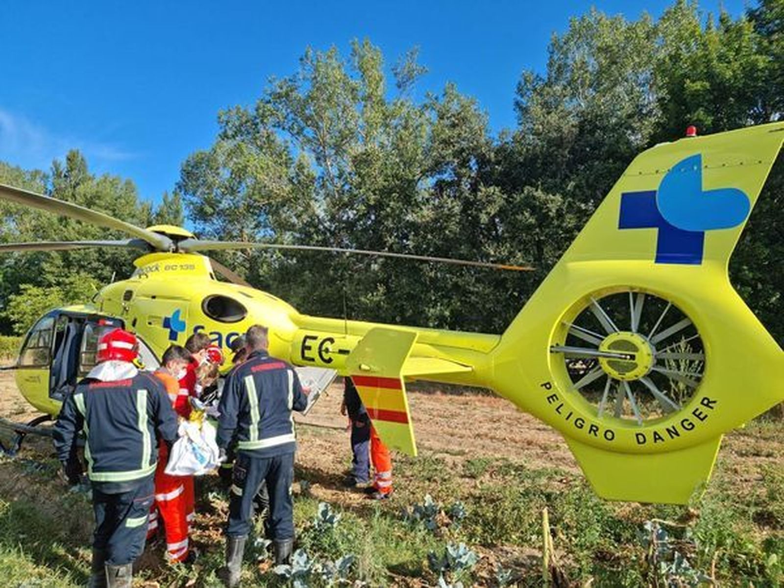 Traslado del conductor hierod. Foto: Helicóptero de Burgos