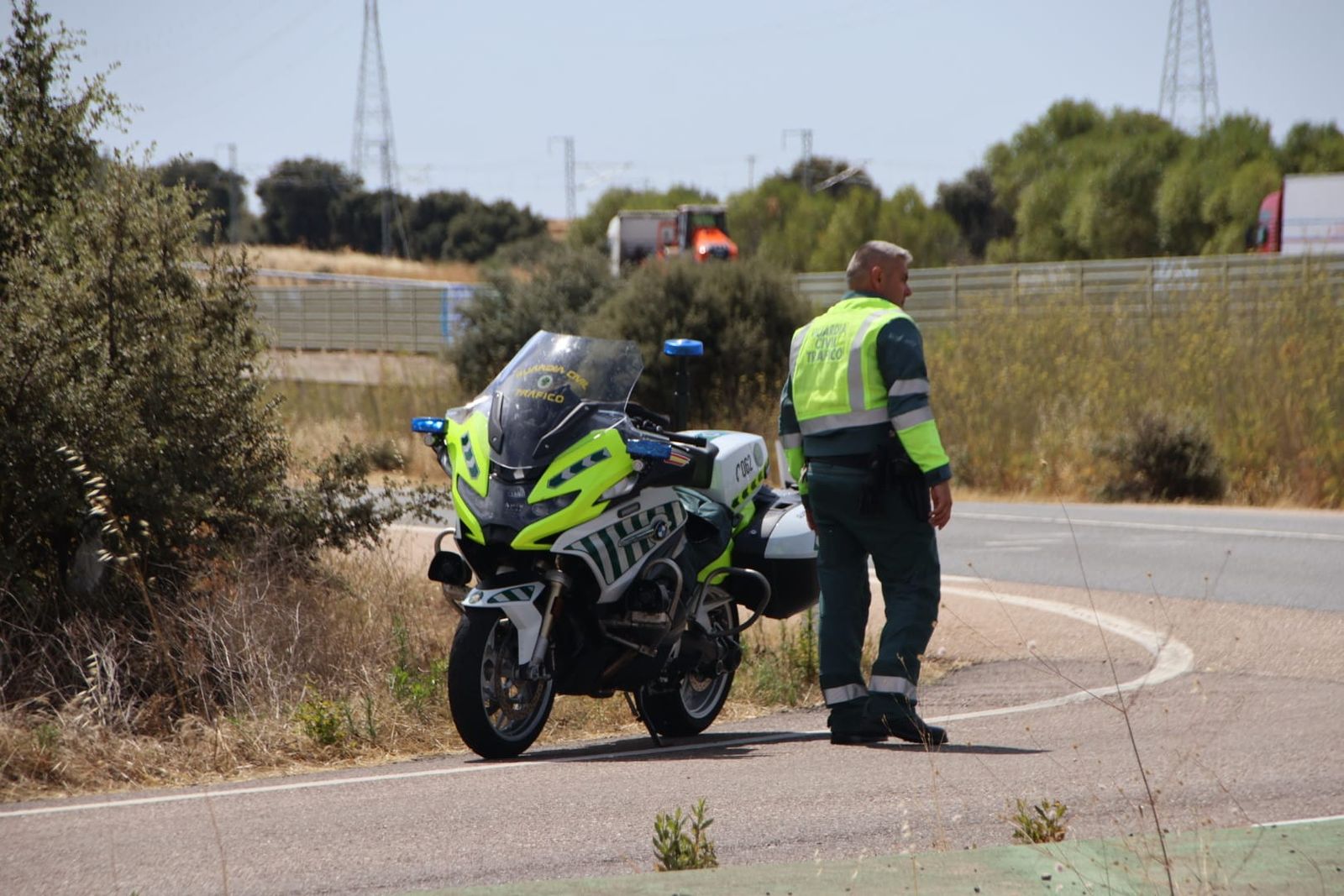Accidente entre una moto y un turismo en Galindo y Perahuy