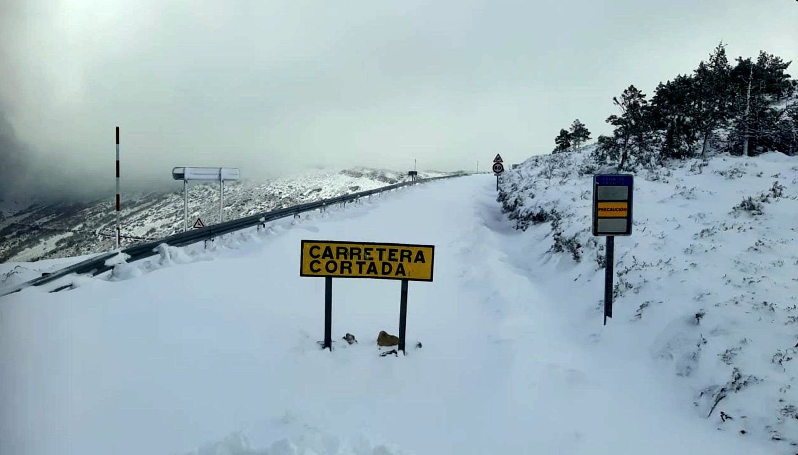 Carretera de acceso a la Peña de Francia cortada al tráfico. Foto Juan José Acera | @CiudadRMeteo