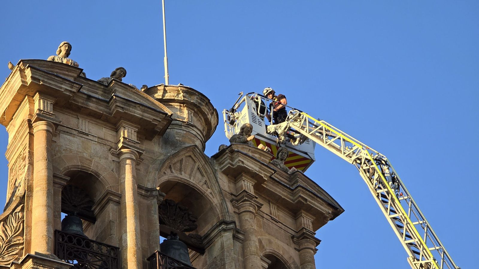 El alcalde de Salamanca, Carlos García Carbayo, y miembros de la Corporación Municipal asisten al tradicional acto de colocación de La Mariseca