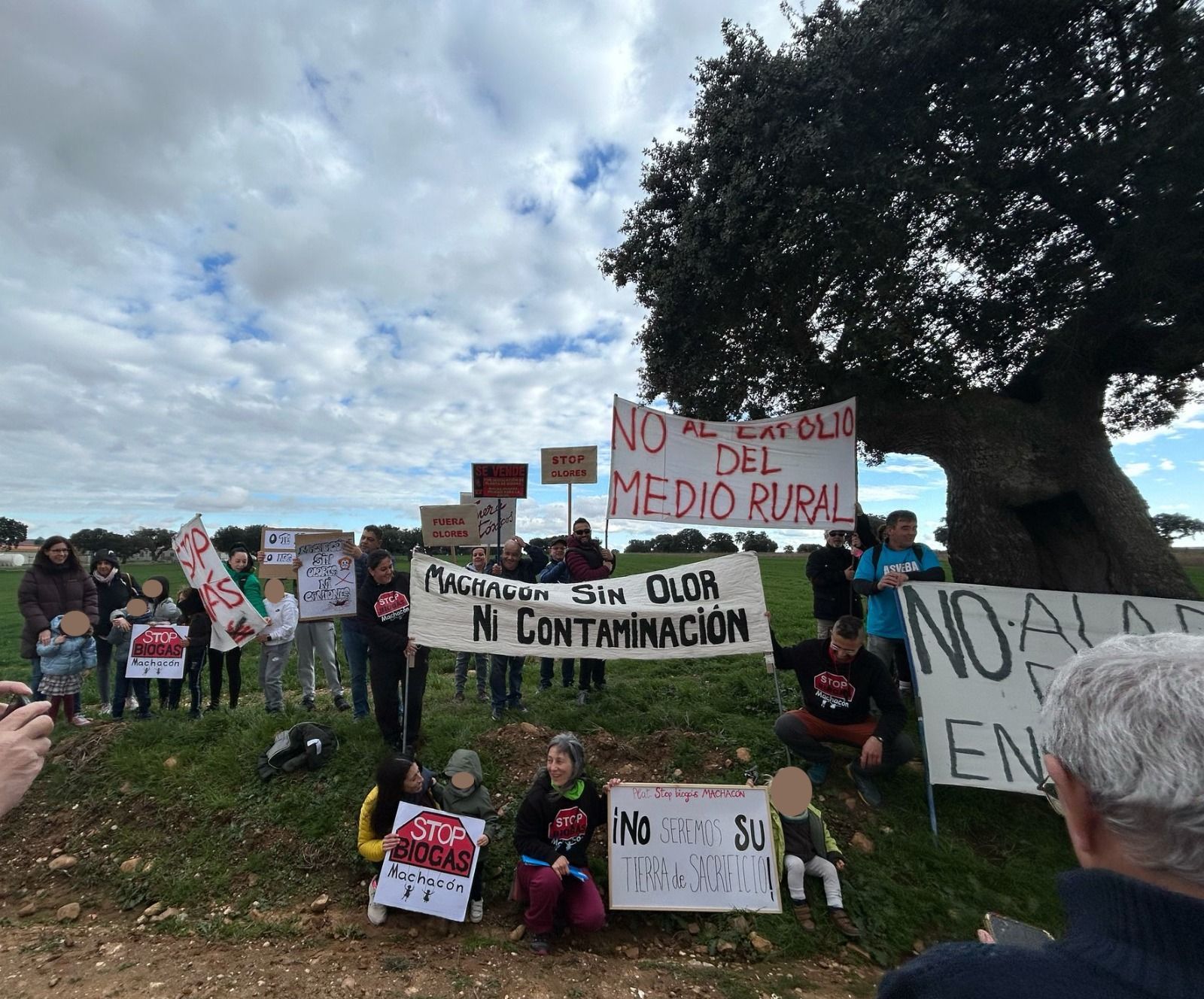 Vecinos de Machacón protestan contra la planta de biometano avalada por el Ayuntamiento realizando una caminata Vecinos de Machacón protestan contra la planta de biometano avalada por el Ayuntamiento realizando una caminata
