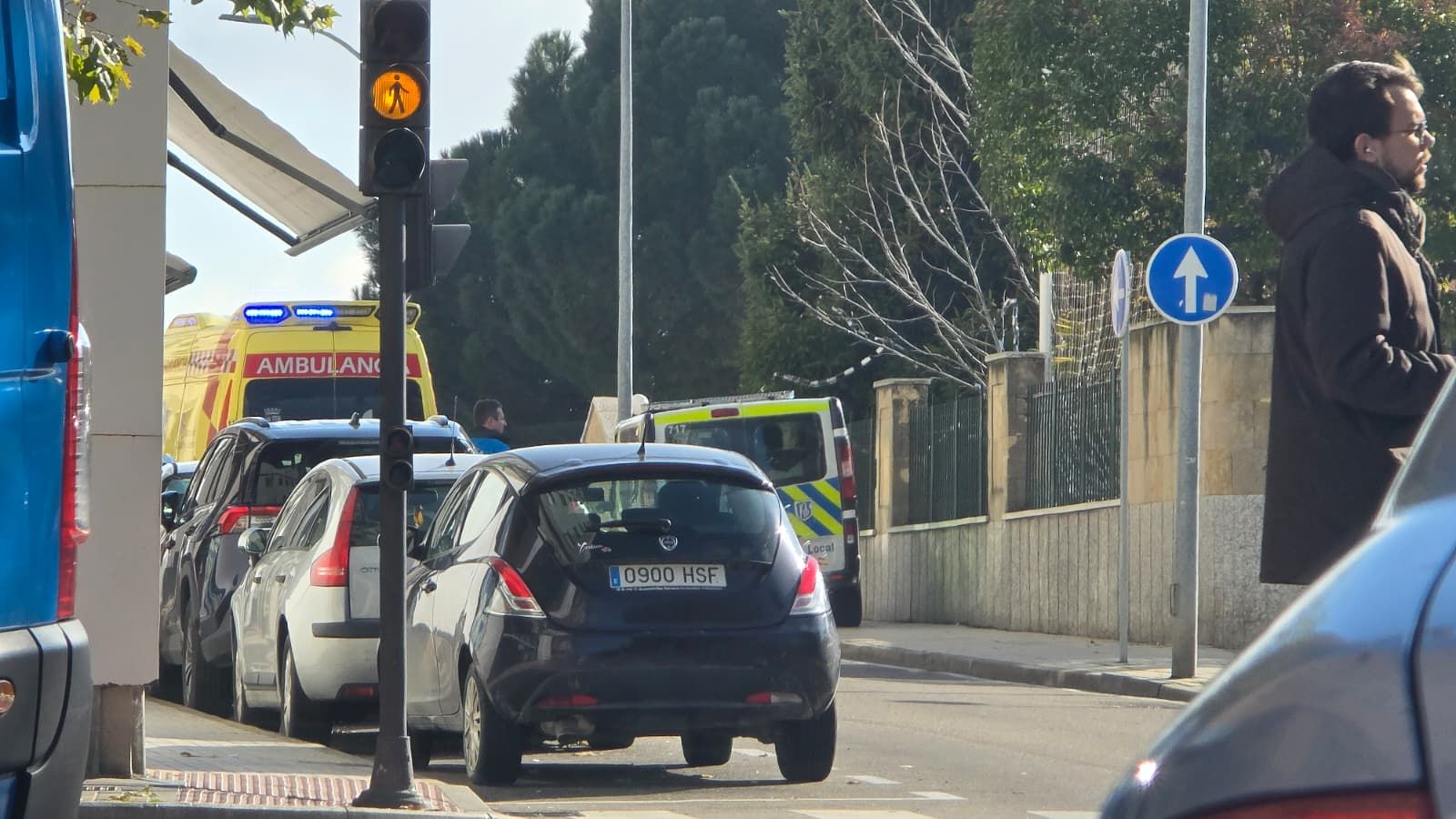 Un herido tras chocar su coche contra una farola