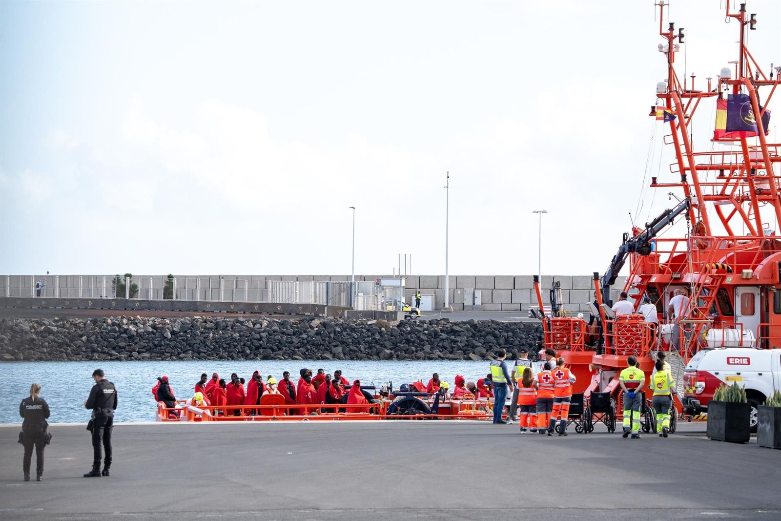 Agentes de los equipos de emergencia atienden a los migrantes en el muelle de Arrecife, a 6 de enero de 2025, en Lanzarote, Canarias (España). - Europa Press Canarias - Europa Press - Archivo