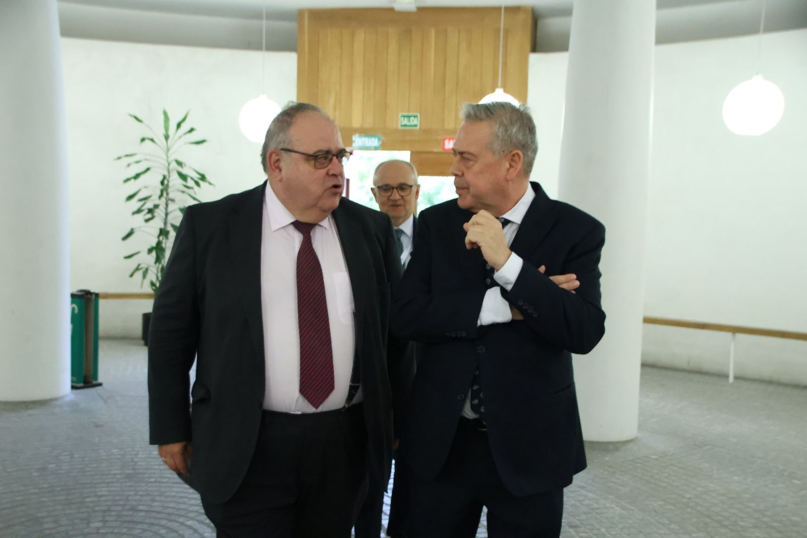 Alejandro Vázquez, consejero de Sanidad de Castilla y León y Antonio Gómez Caamaño, consejero de Sanidad de la Xunta de Galicia en su visita a Salamanca