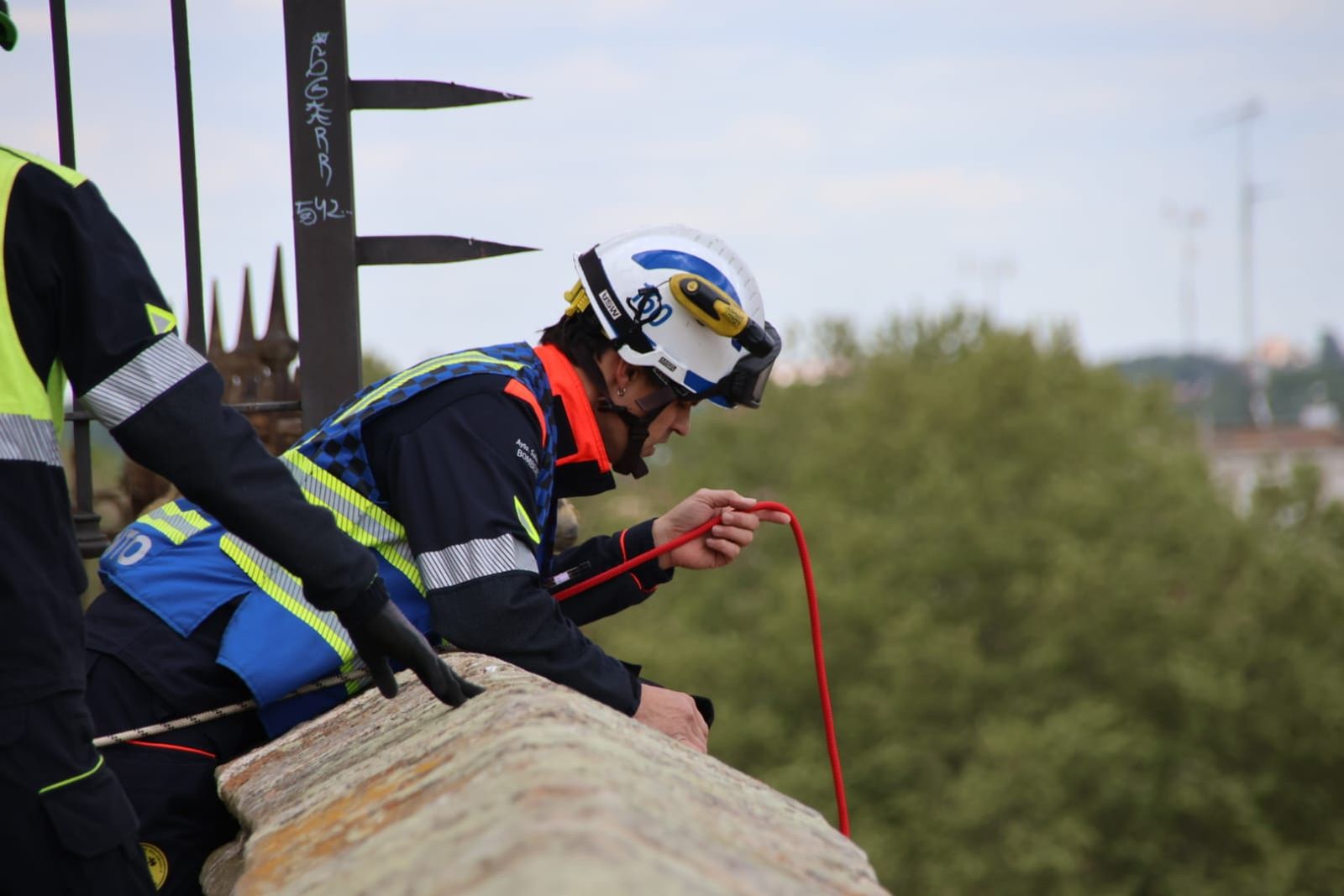 los-bomberos-rescatan-a-un-perro-en-el-jardin-botanico-de-salamanca-fotos-andrea-m-13