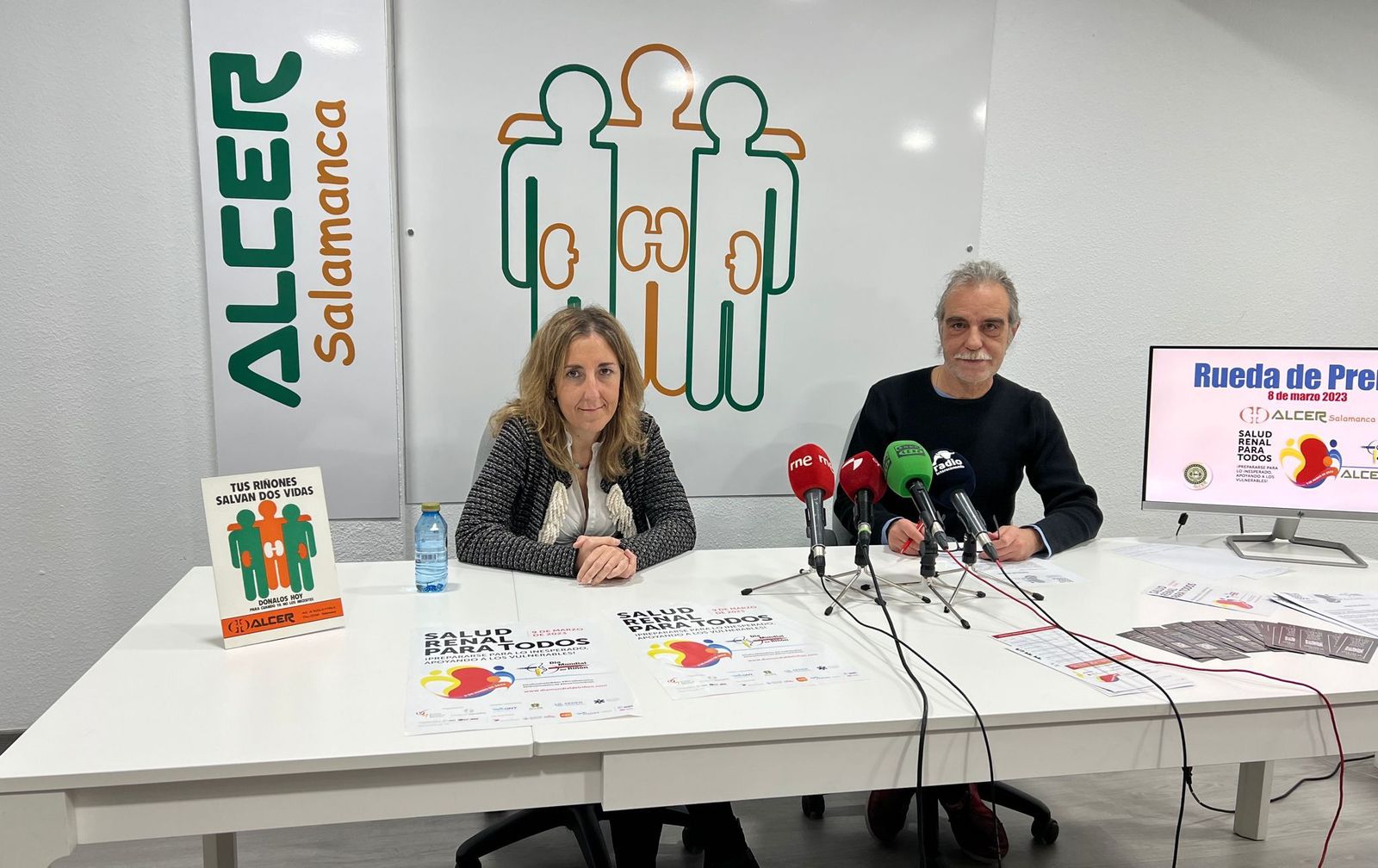 Juan Carlos Sánchez, presidente de ALCER-Salamanca y Pilar Fraile, jefa del Servicio de Nefrología del Complejo Asistencial Universitario de Salamanca