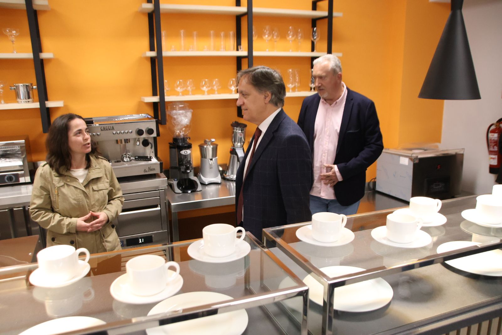 El alcalde de Salamanca, Carlos García Carbayo, visita la nueva acción formativa en hostelería del proyecto Laboris Helmántica