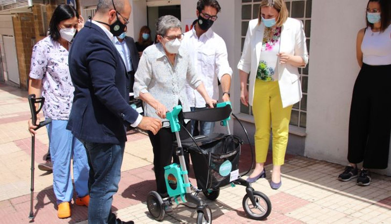 Usuaria probando el andador inteligente