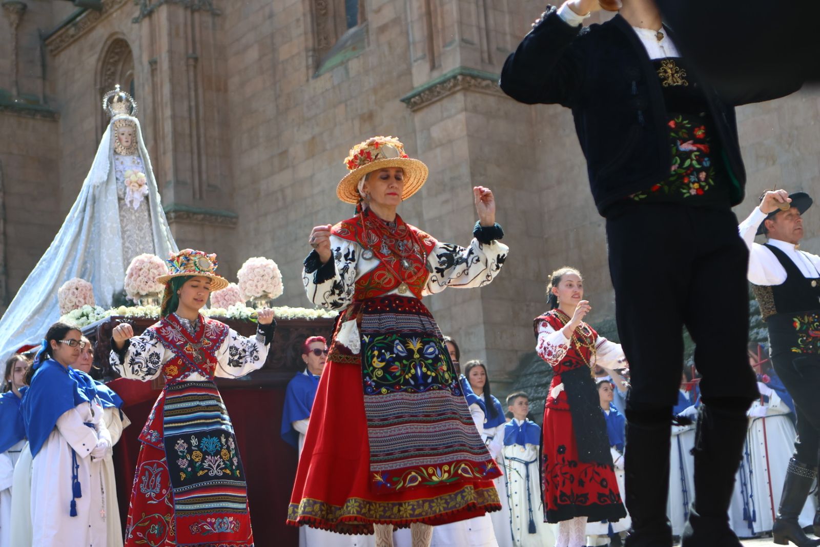 Procesión del encuentro de Nuestra Señora de la Alegría y Jesús Resucitado en el Domingo de Resurrección en Salamanca