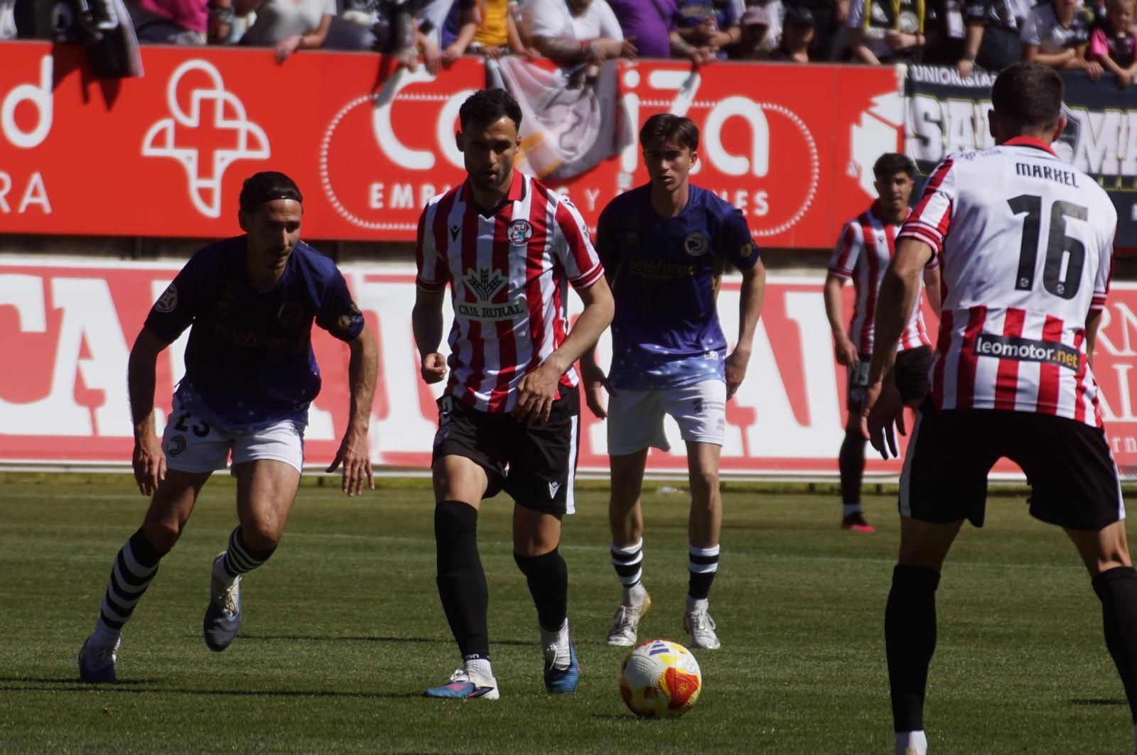 Luismi Luengo disputa el balón frente a Unionistas