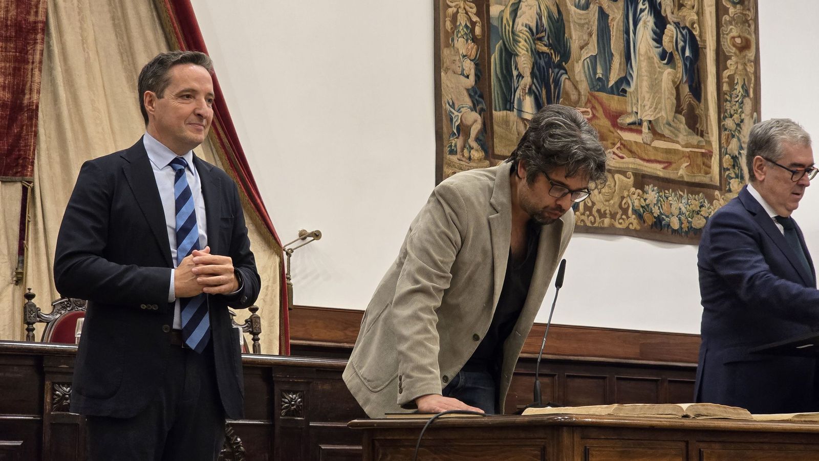 El rector de la Universidad de Salamanca preside el acto de toma de posesión de nuevos cargos académicos y del personal docente e investigador