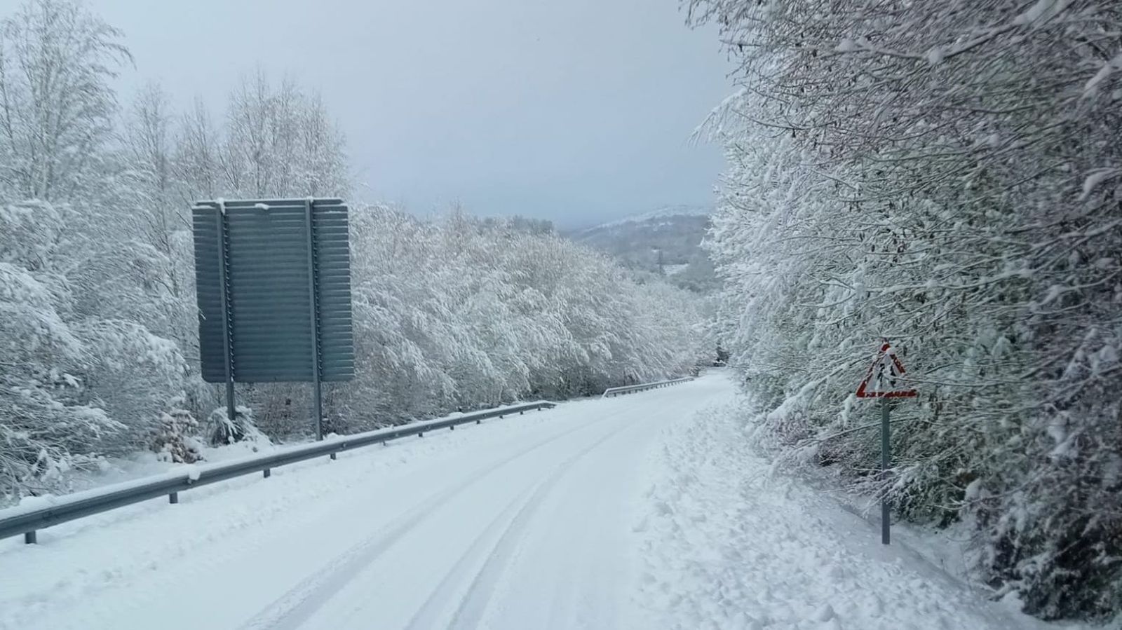 Carretera provincial en la comarca de Sanabria cubierta por la nieve