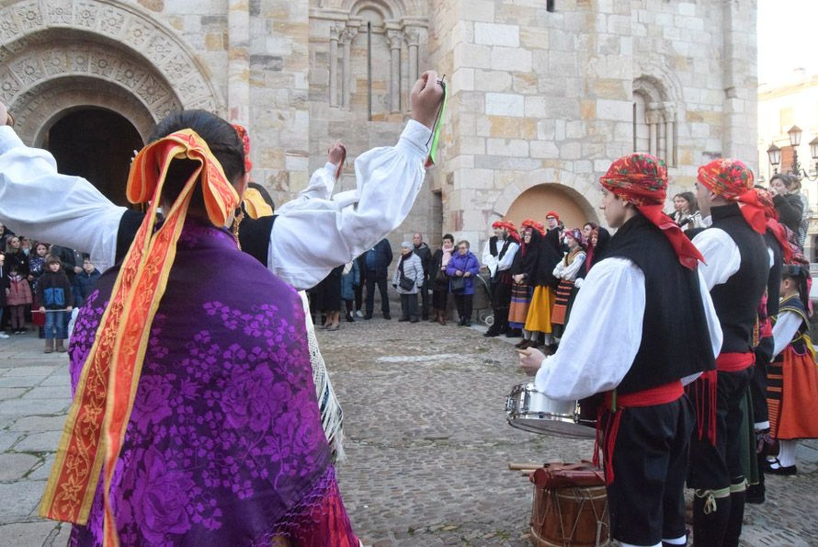 las-candelas-vuelven-a-unir-la-iglesia-de-san-juan-con-la-de-san-vicente-60
