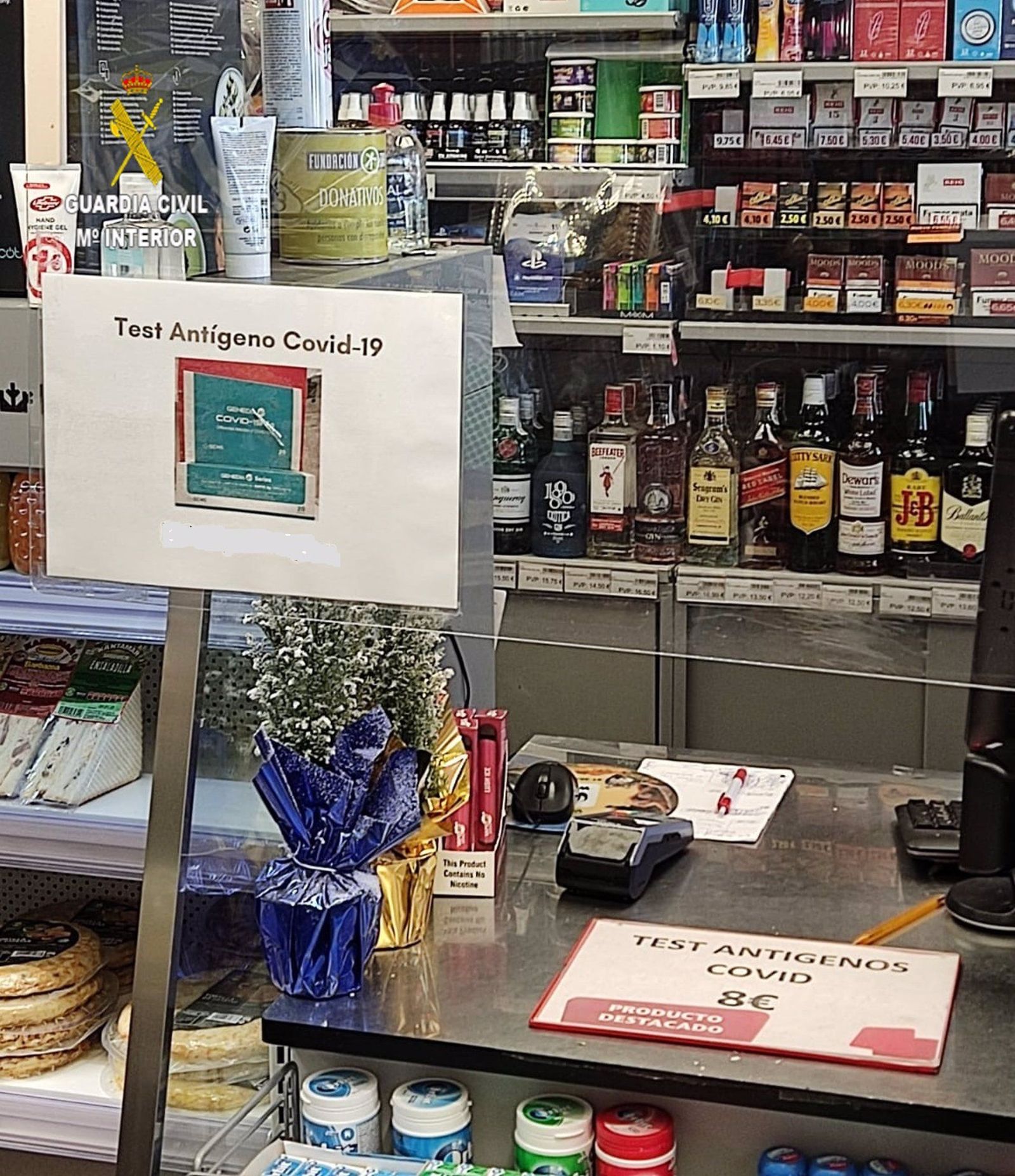 Agentes de la Guardia Civil han inspeccionado establecimientos en Sevilla donde se vendían sin su autorización test de autodiagnóstico para el coronavirus. FOTO EP