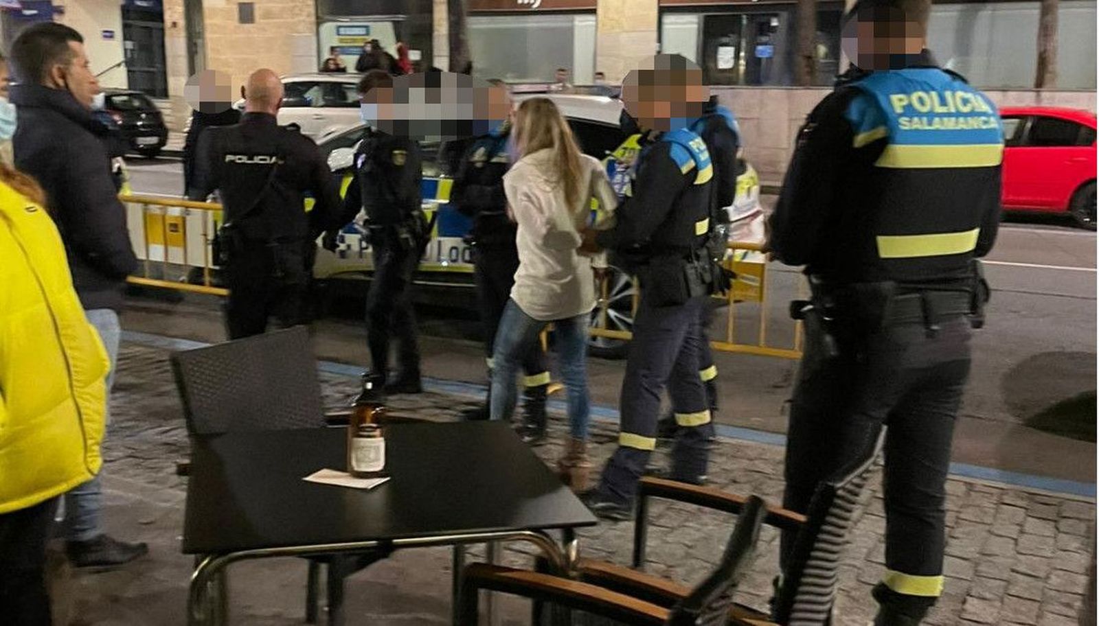 Dos mujeres detenidas durante una intervención de la Policía Local de Salamanca en Gran Vía