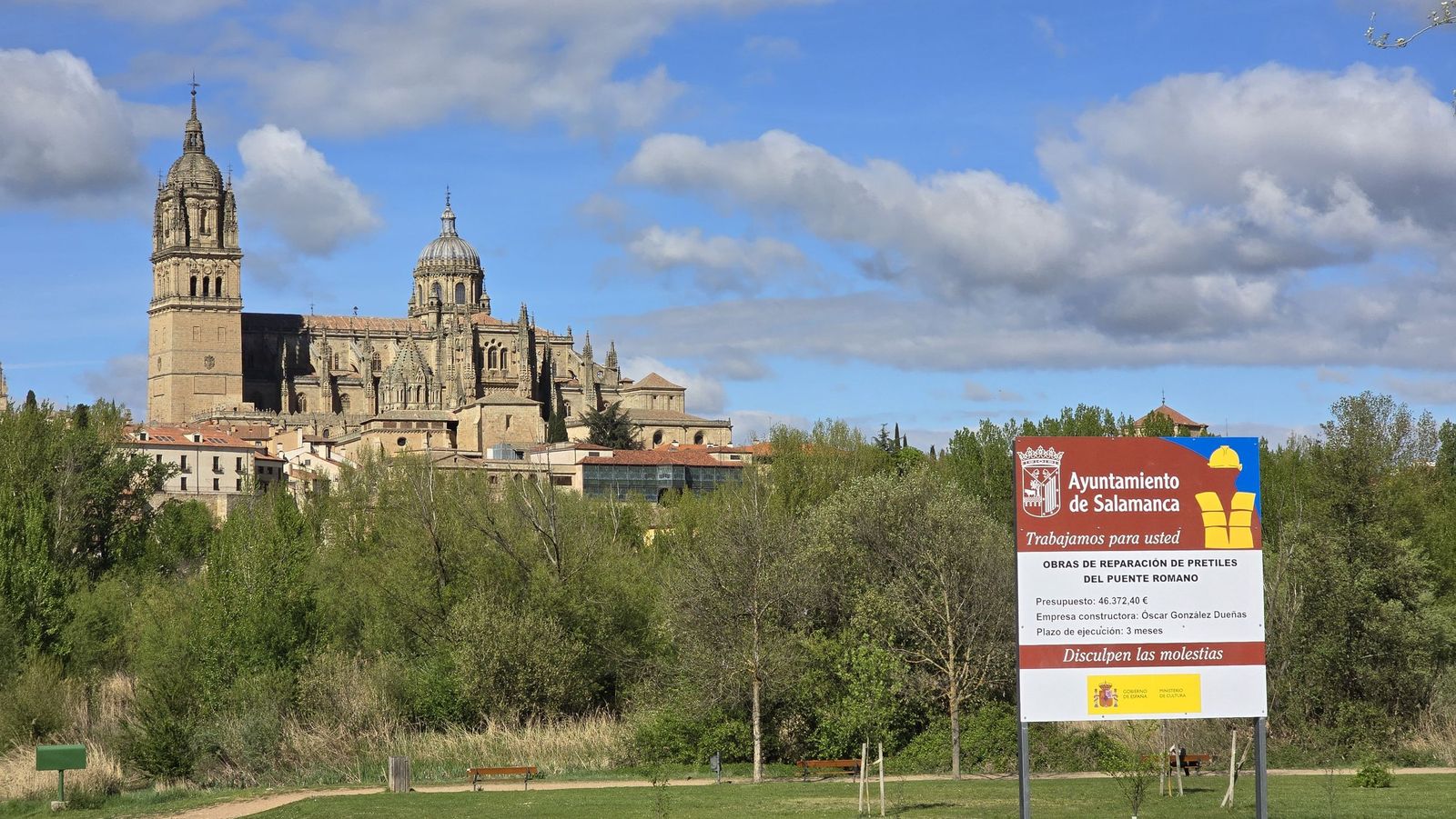 Comienzas las obras para reparar los pretiles del Puente Romano