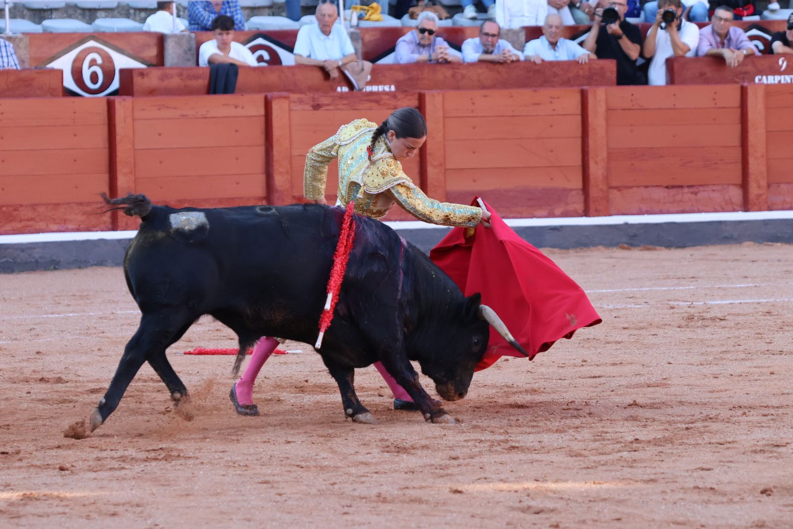 La Glorieta revive el aroma de la feria taurina con el primer festejo: Lea Vicens, Raquel Martín y Olga Casado