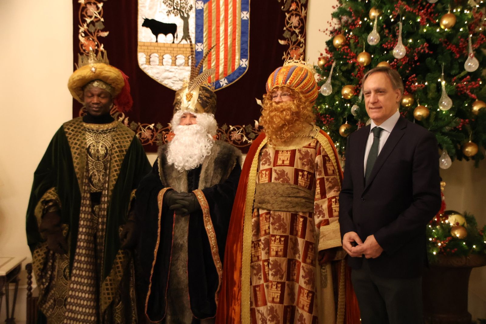 El alcalde de Salamanca, Carlos García Carbayo, recibe a sus Majestades los Reyes Magos y Concierto de Chloe DelaRosa en la Plaza Mayor