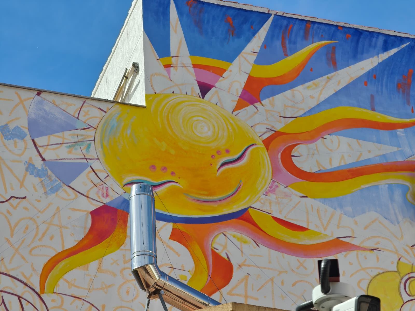 Mural del artista invitado a la Galería Urbana del Barrio del Oeste, Murfin