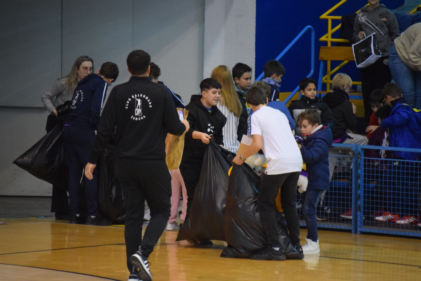 lluvia-de-peluches-en-el-angel-nieto-2023-10