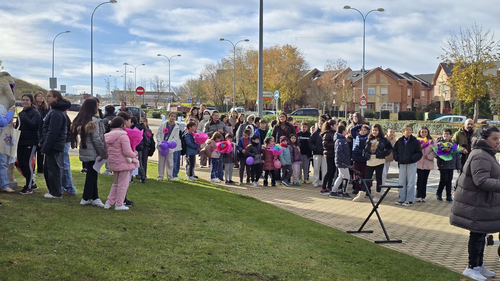 Ofrenda floral y lectura del manifiesto institucional por el Día Contra la Violencia de Género