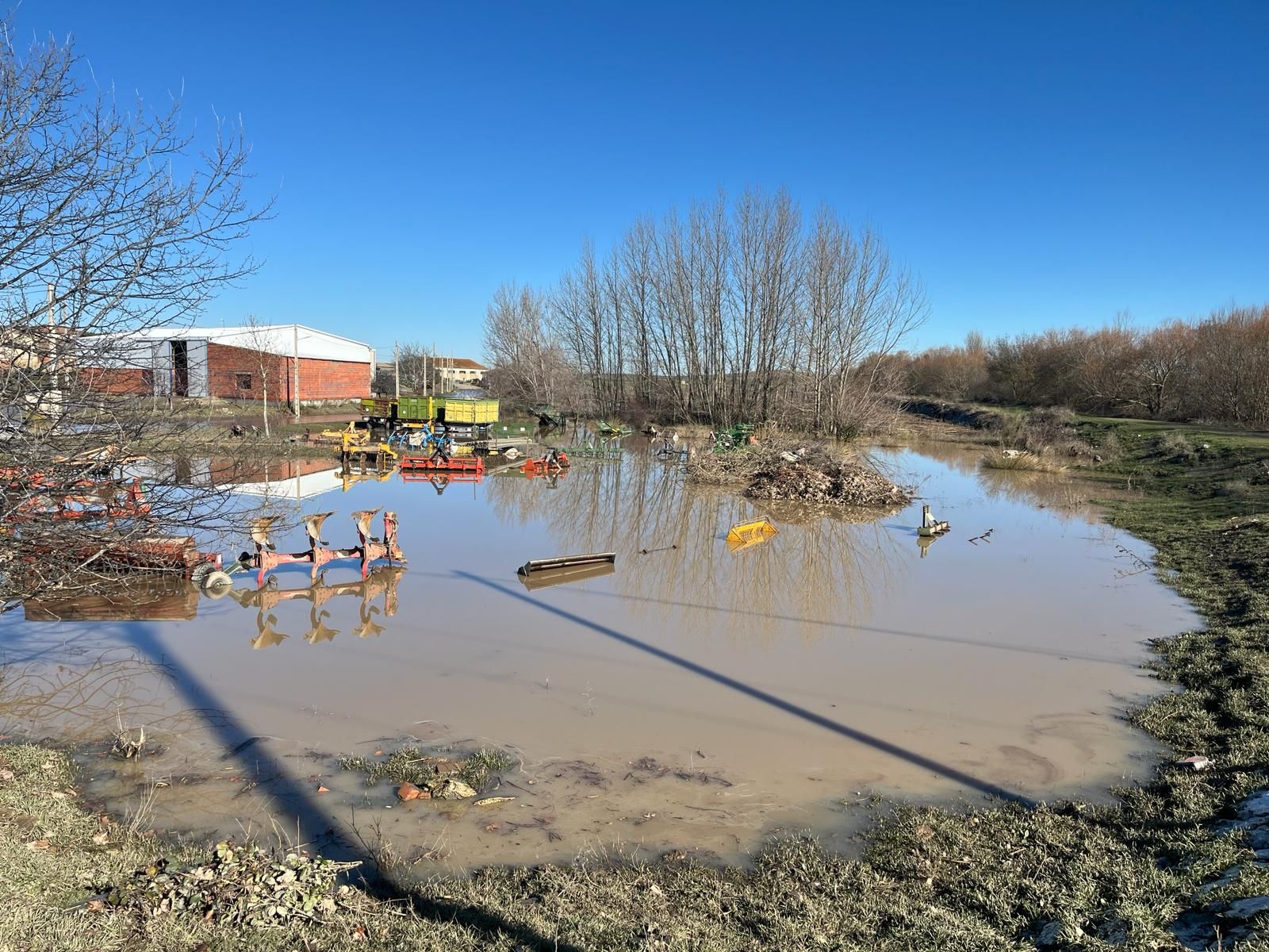 Peñarandilla, inundada por la crecida del río