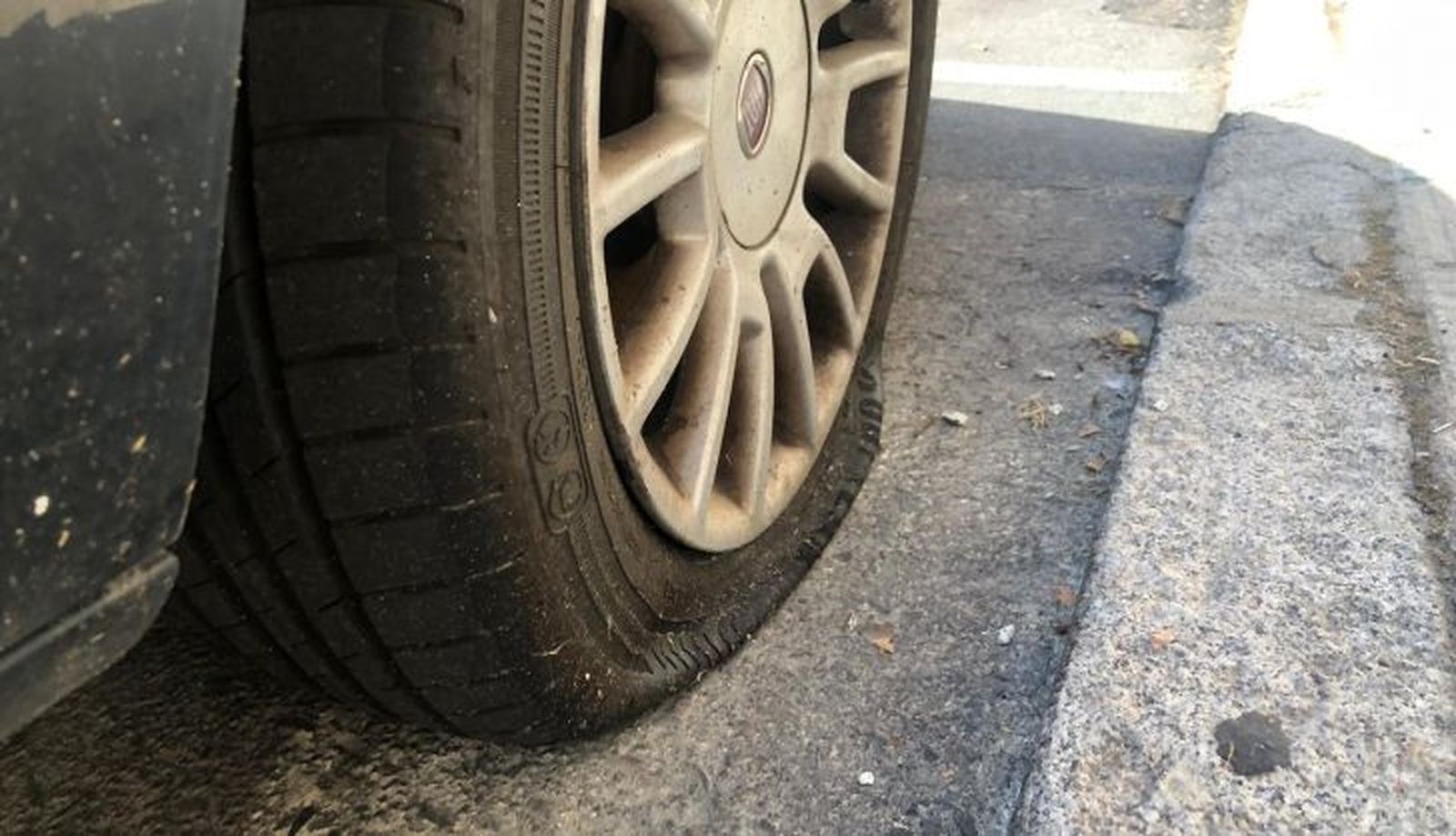 Ruedas pinchadas en el barrio Vidal