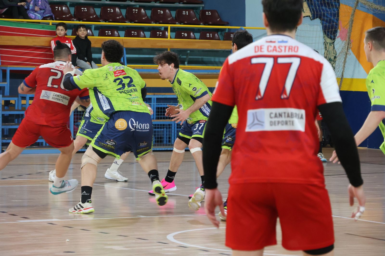 GALERÍA | Revive el apasionante duelo entre el Balonmano Zamora y el Ciudad de Santander