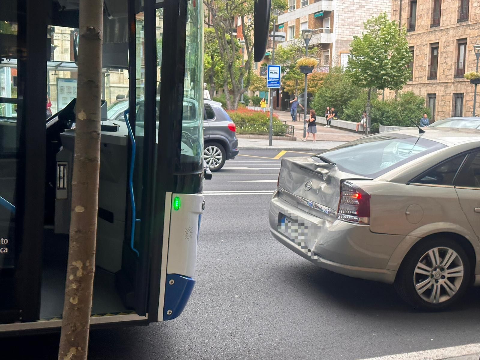 GALERÍA | Accidente entre autobús y turismo en la avenida de Mirat