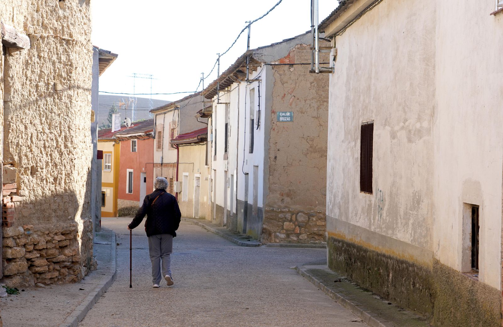 Una mujer camina por las calles de un pueblo