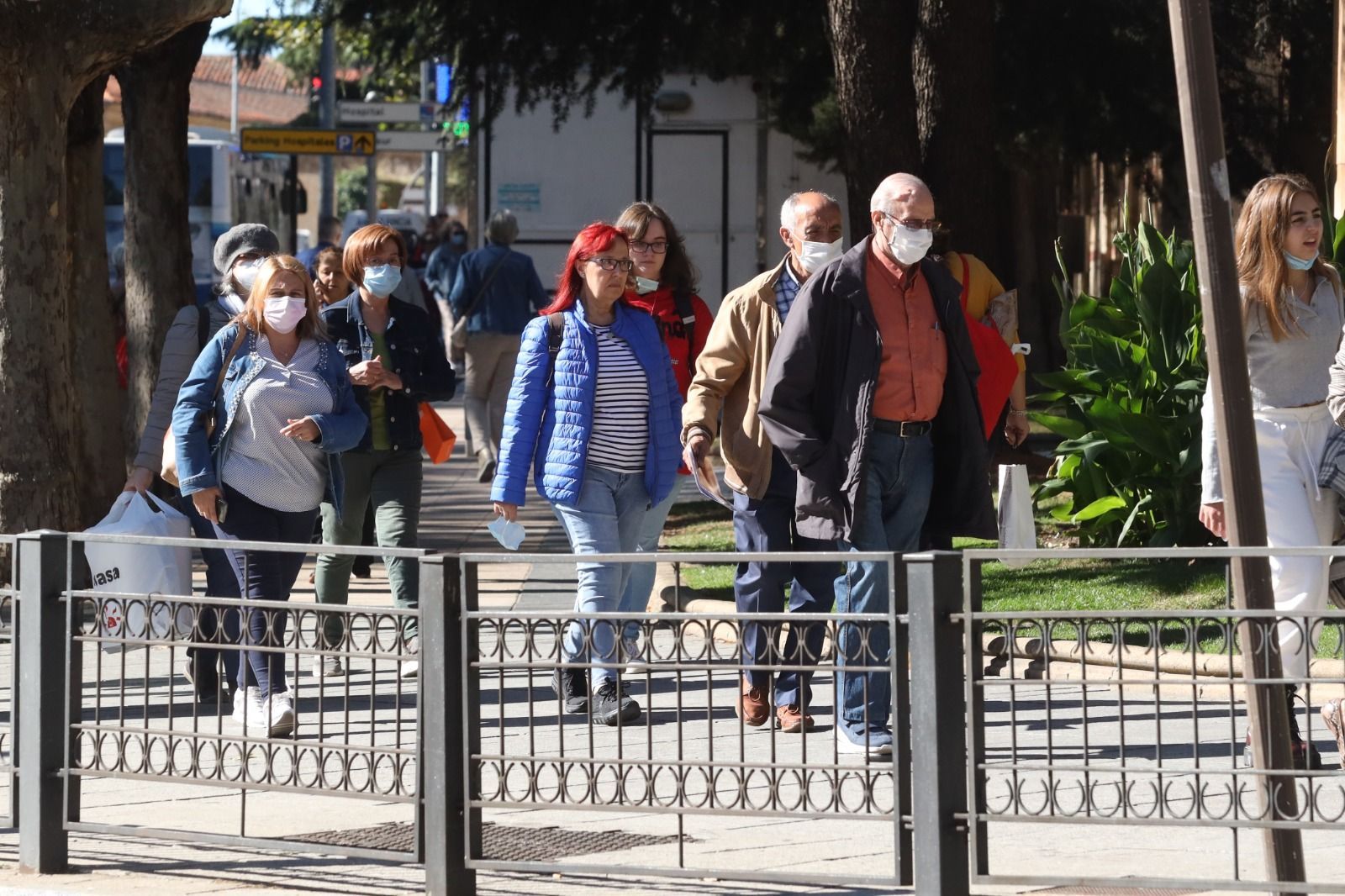Ciudadanos paseando por las calles de Salamanca en otoño (8)