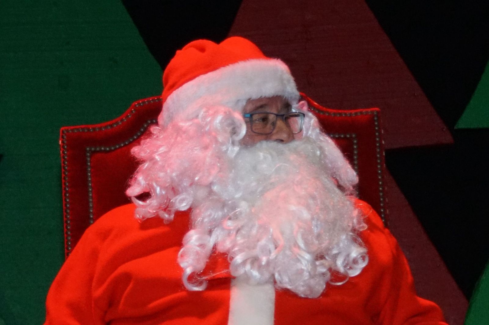 Papá Noel recorre las calles de Alba de Tormes y entrega regalos a los niños