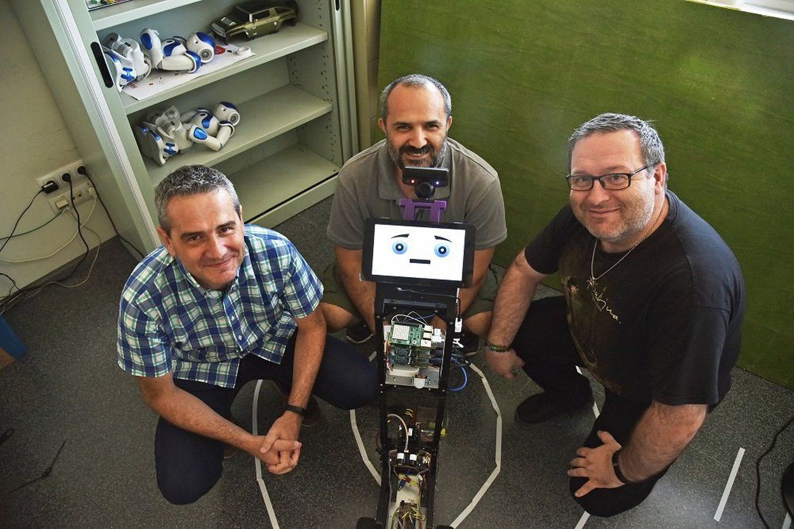 Un prototipo de robot detecta las emociones de un grupo de personas e interactúa con ellas