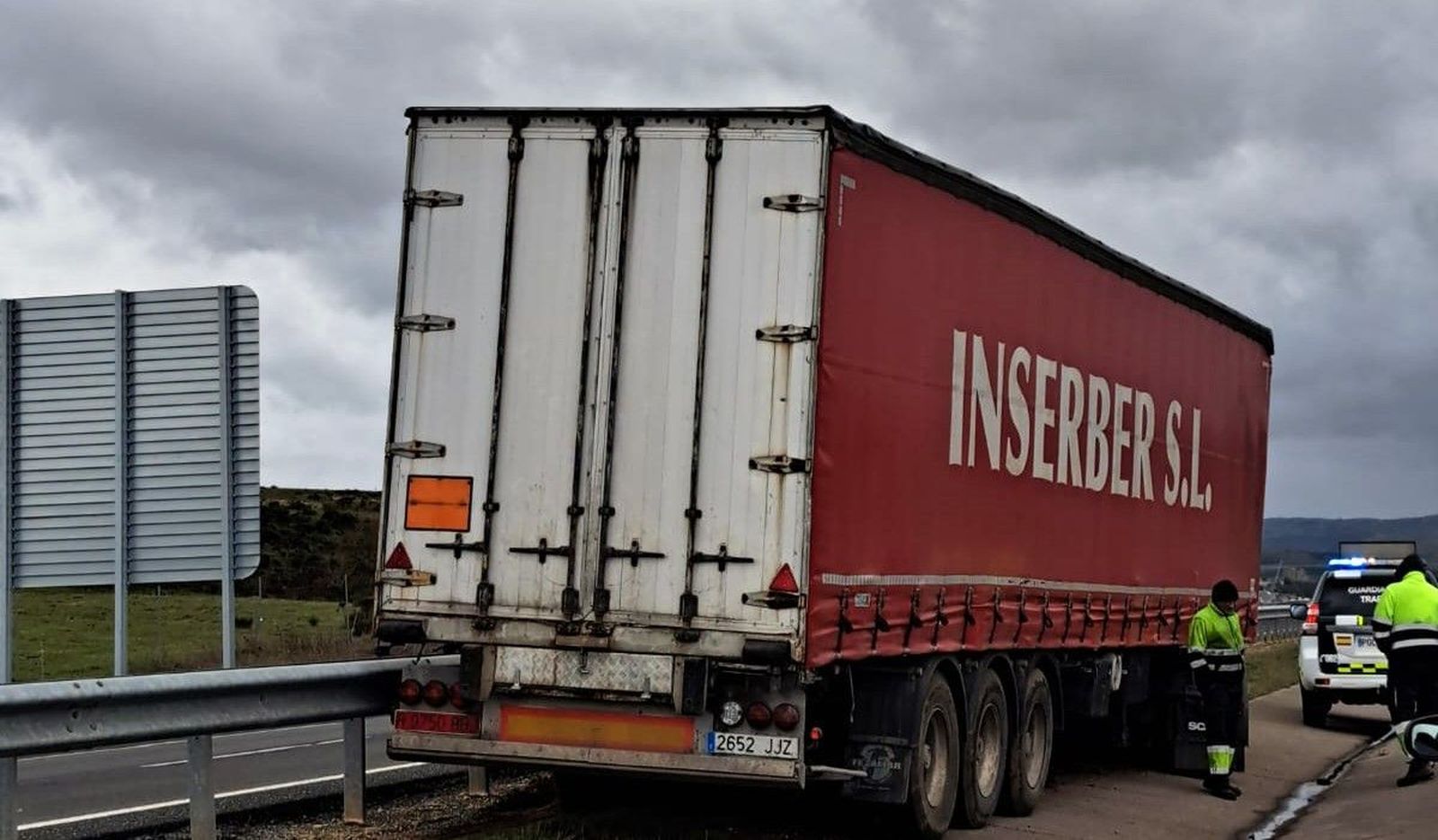 Un camión invade la mediana de la A-67, a la altura de Aguilar de Campoo (Palencia). ICAL