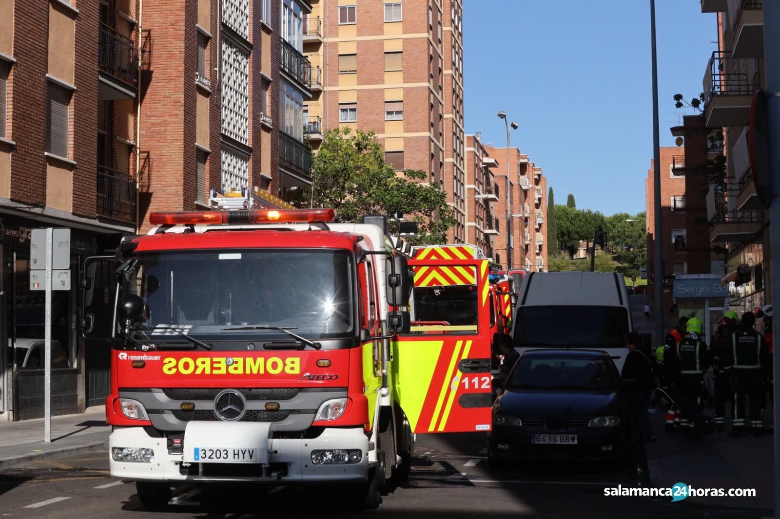 Bomberos en la calle Los Tilos (2)