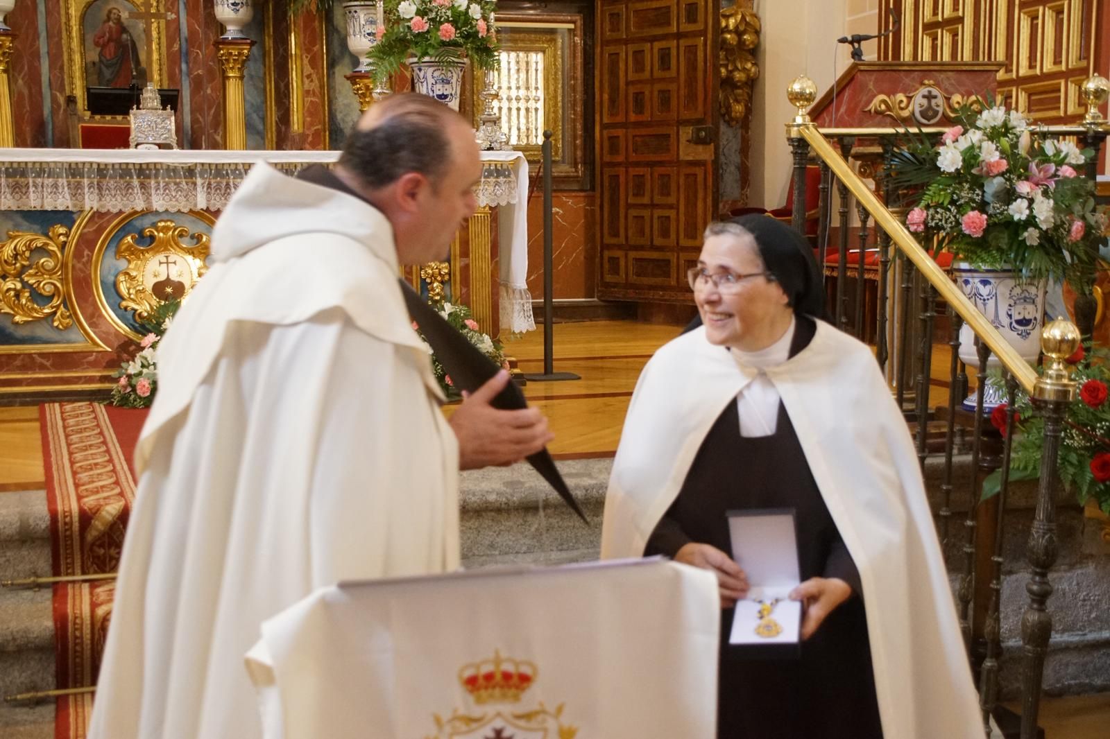 Alba nombra hijo adoptivo al prior Miguel Angel González  (40).jpeg