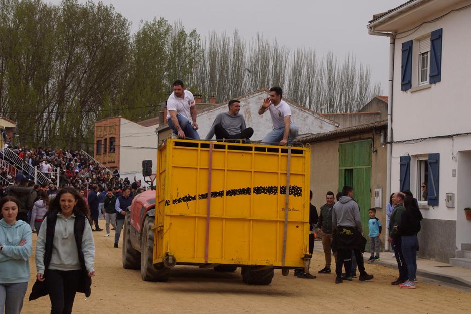 ambiente-y-participacion-durante-el-toro-del-voto-en-villoria-suelta-de-dos-toros-del-cajon-foto-juanes-51