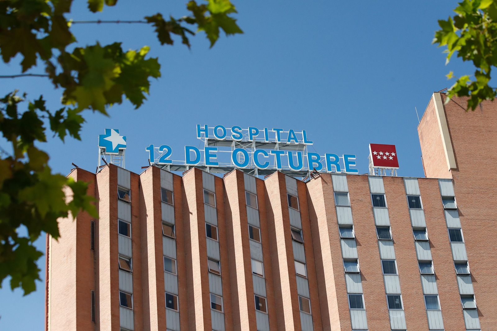 Fachada del Hospital 12 de Octubre donde durante la mañana de hoy decenas de celadores se han concentrado tras ser excluidos de la catalogación de personal de riesgo. En Madrid, (España), a 13 de a
