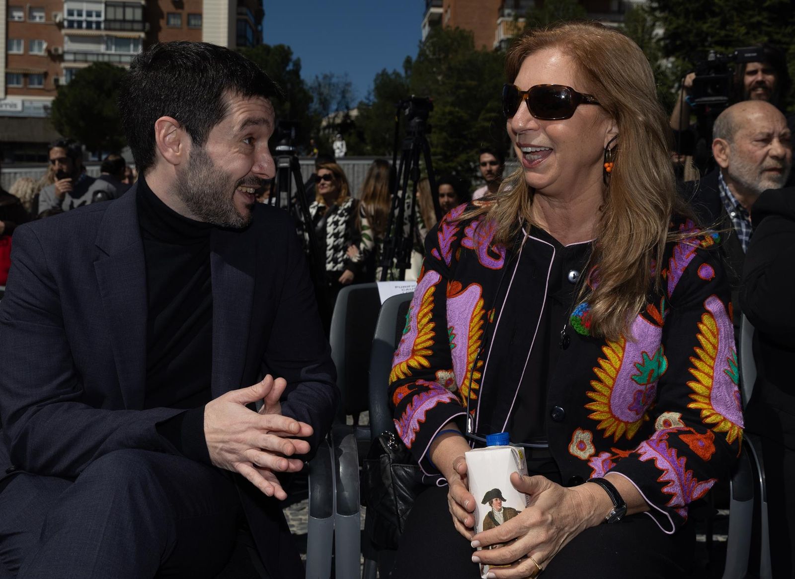 El ministro de Derechos Sociales, Pablo Bustinduy, junto a la presidenta de la fundación Kamira, Carmen Santiago Reyes, durante el Día Internacional del Pueblo Gitano en Madrid. Eduardo Parra   EP.