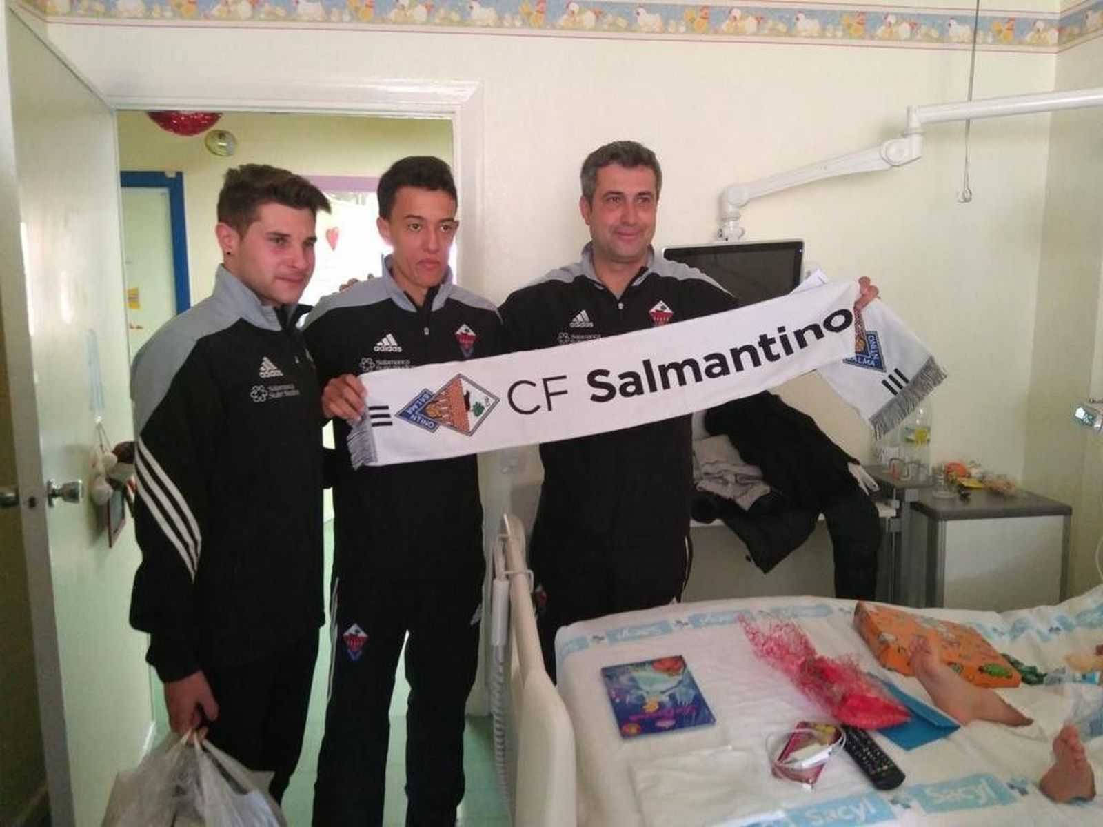 La Policía Nacional y jugadores del Salmantino celebran la Navidad con los niños del Hospital