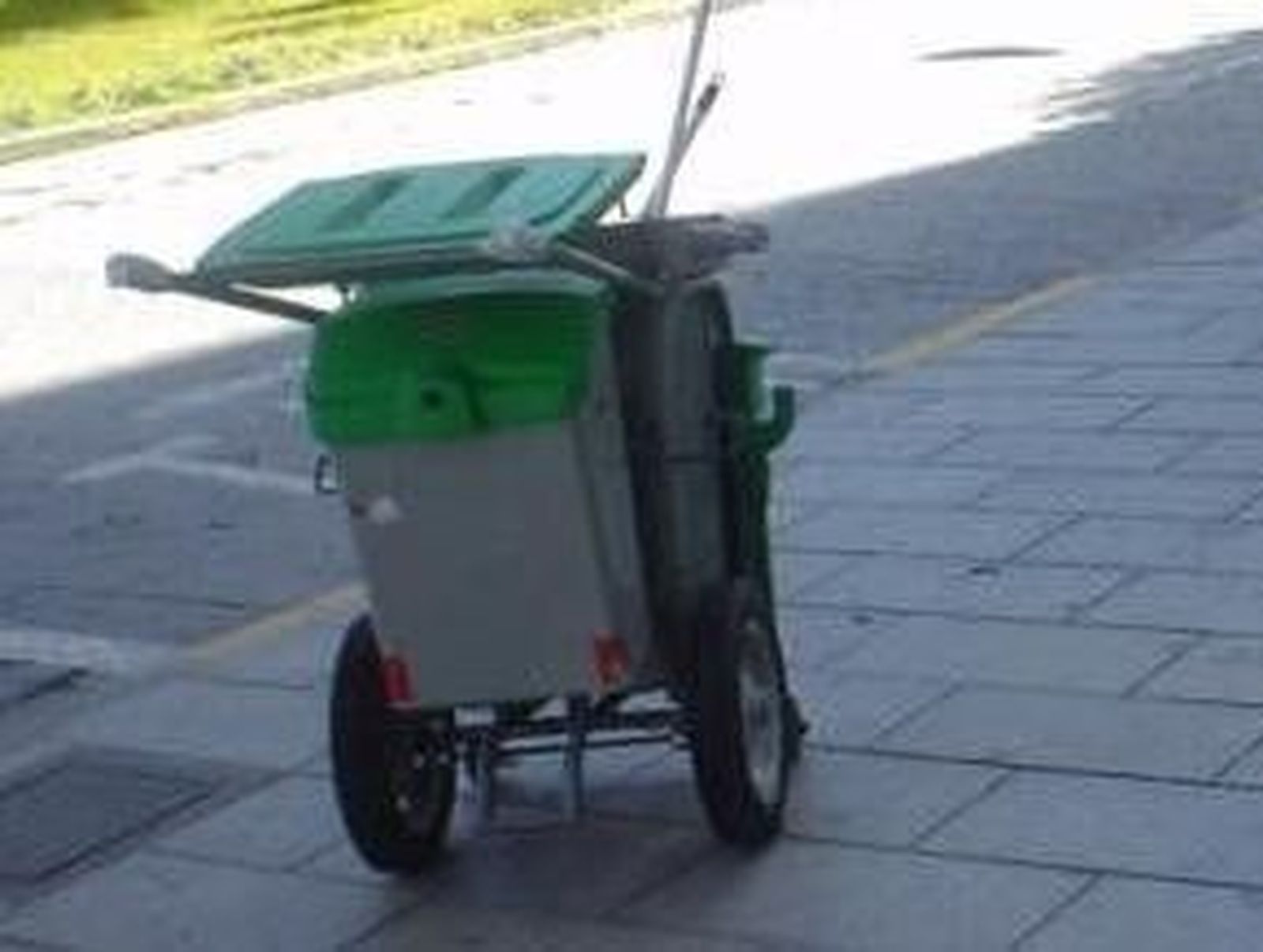 Un grupo de jóvenes roba el carro a un barrendero