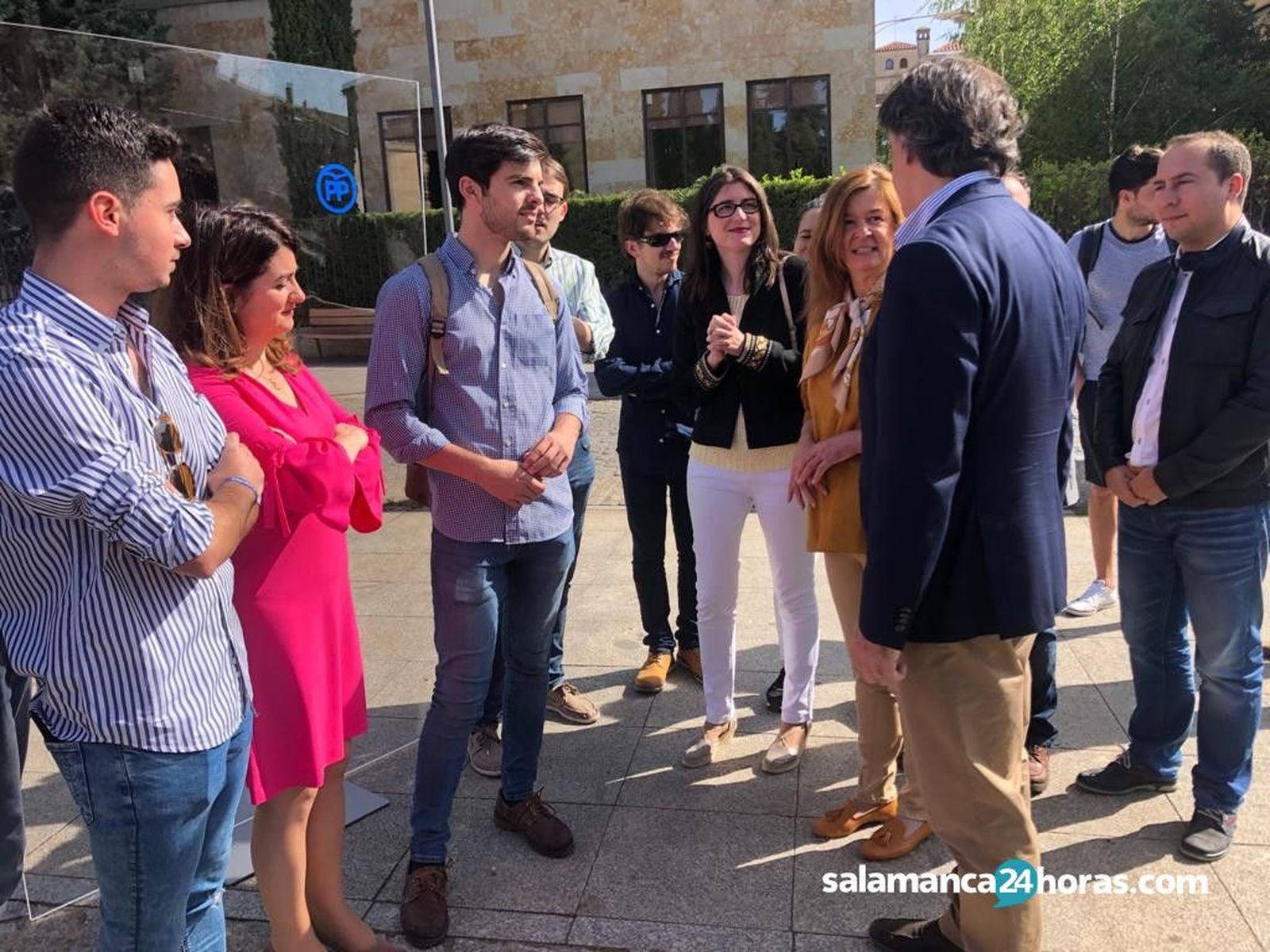 Carlos García Carbayo con jóvenes